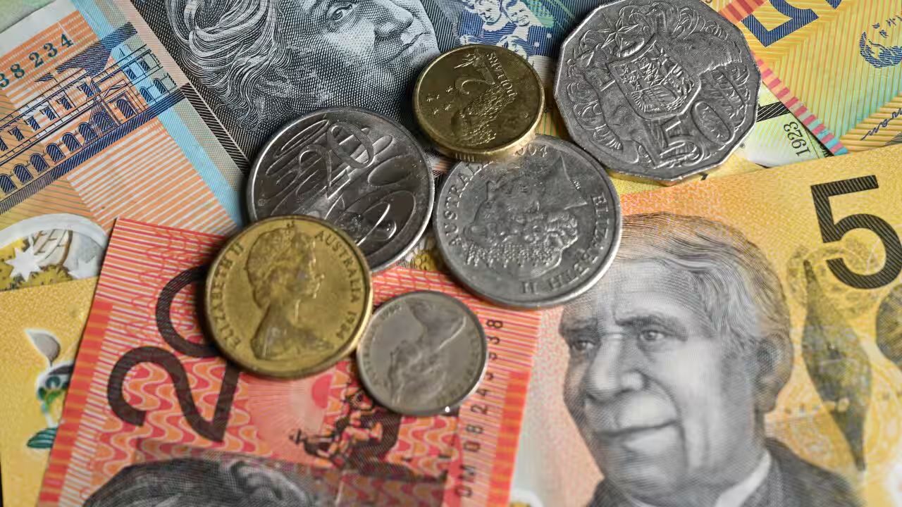The Aussie dollar has reached a 15-month high. What does this mean for us?  | SBS News