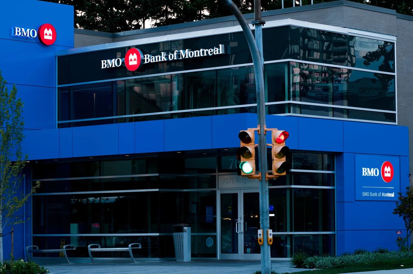 Bank of Montreal, Knight Signs