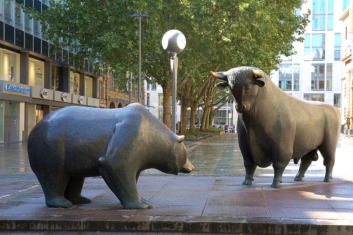 Bull and bear in front of the Frankfurt Stock Exchange by the sculptor Reinhard Dachlauer.