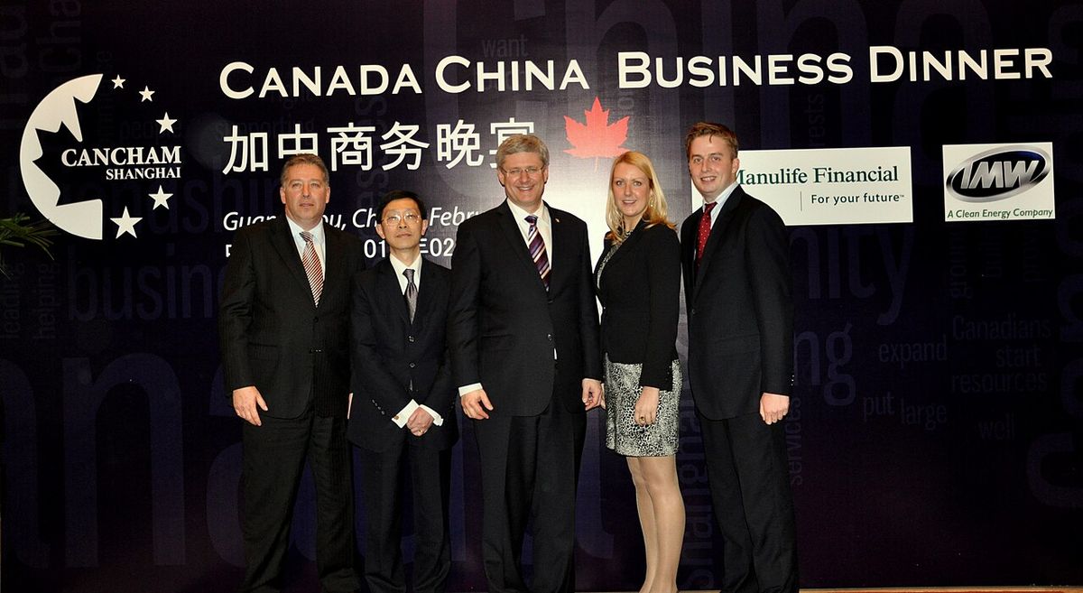 Canadian Prime Minister Stephen Harper with members of the Board of Directors of the Canadian Chamber of Commerce in Shanghai at the Canada 