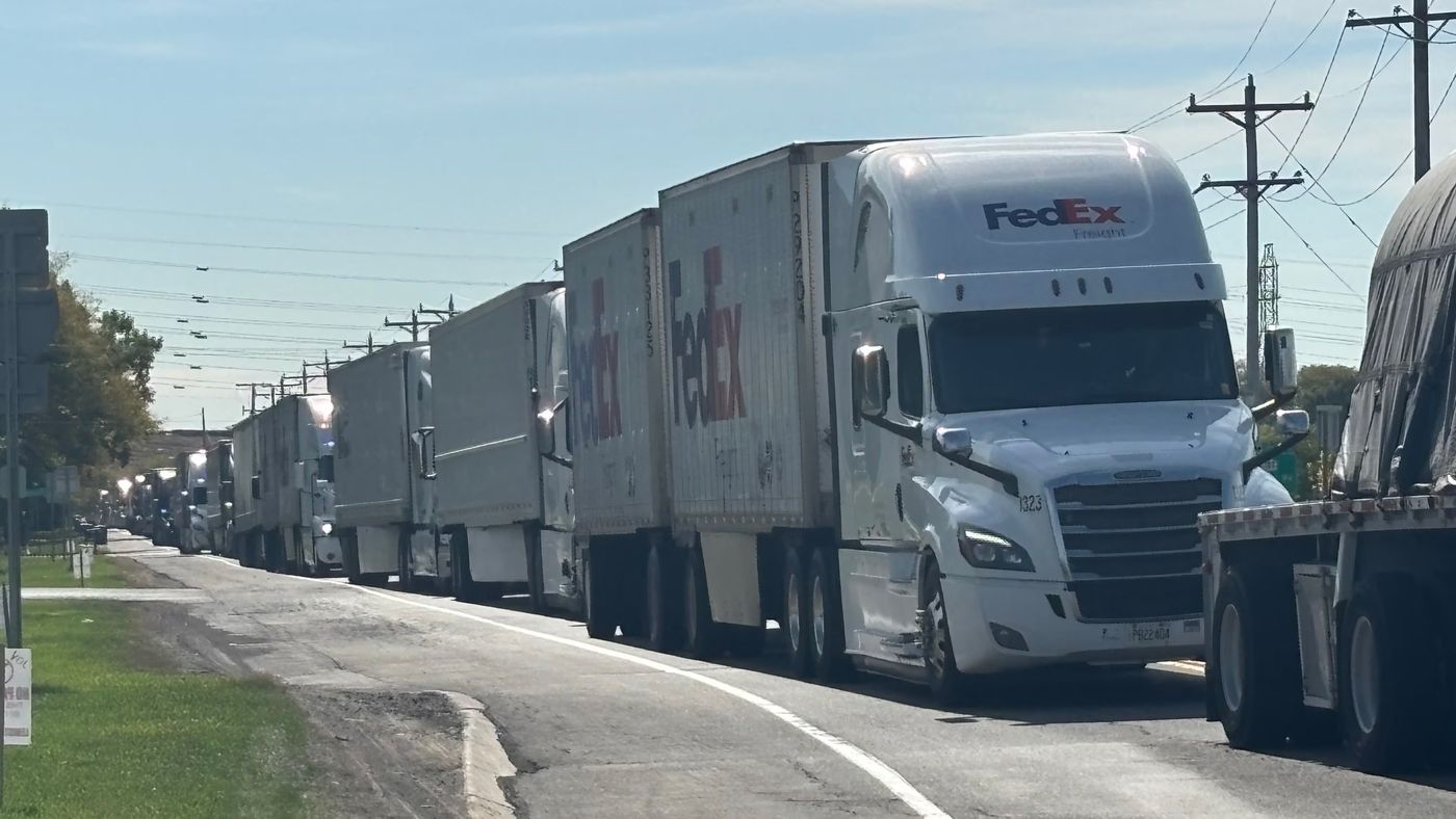 Canada-bound commercial trucks face long lines due to delays caused by CBSA  outage