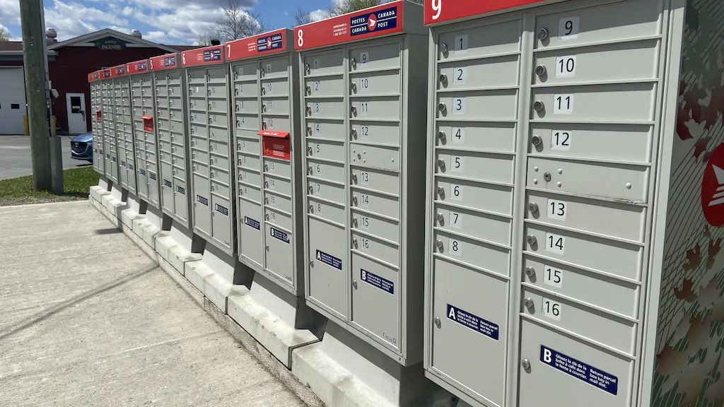 Liberal government frees Canada Post to end home delivery, close some post  offices | Radio-Canada.ca