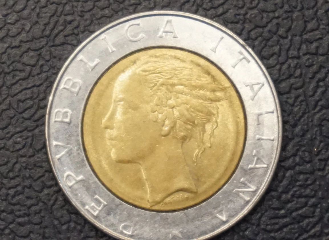 The 2 Euro coin and the 5 Mexican Peso coin look very similar :  r/mildlyinteresting