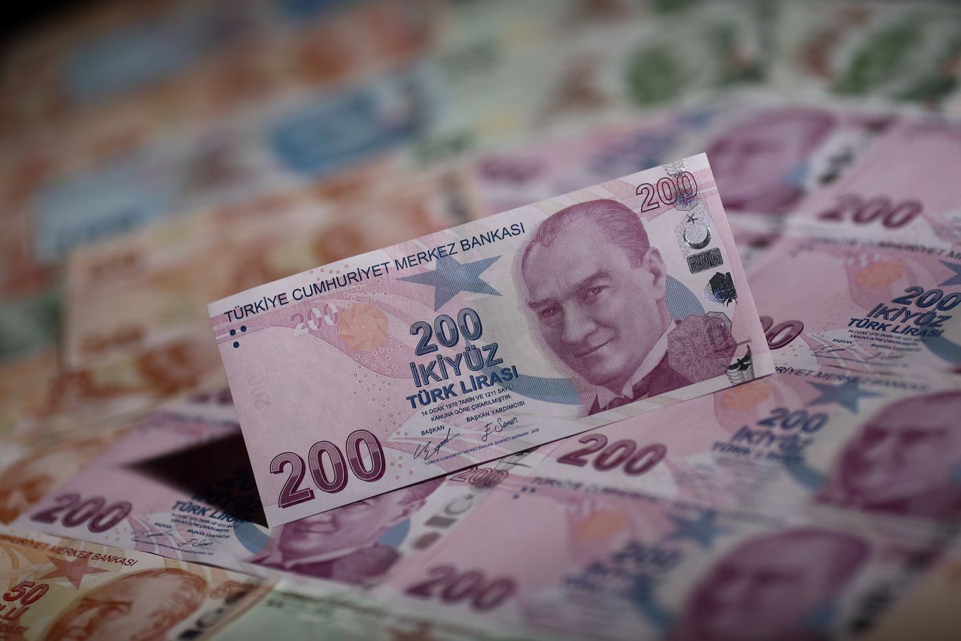 European banks feel the heat as Turkey's currency plunges | Reuters