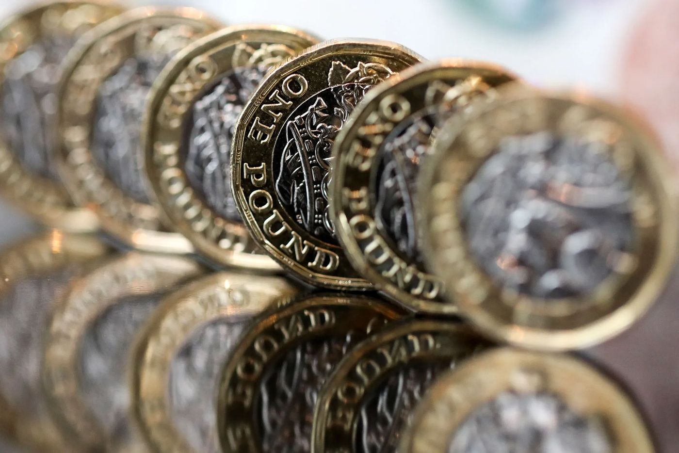 Britain Has Until Sunday to Spend its Old Pound Coins, Bloomberg