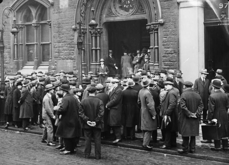 Grosse Arbeitslosigkeit auch in England ! Im Monat Juli wurden in England über 2 Millionen Arbeitslose gezählt. Es ist eine Ziffer, wie sie