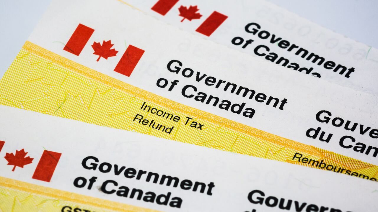 Canadians finding hundreds of dollars in unclaimed cheques on CRA website |  CBC News