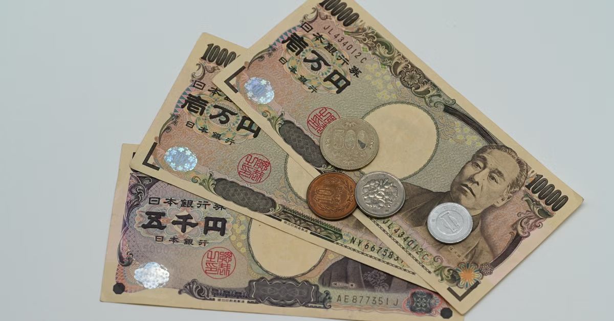 Japanese Currency: Yen Banknotes and Coins · Free Stock Photo