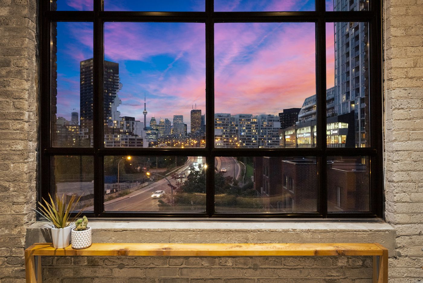 Toronto Loves The CN Tower (And So Do I!), Urbaneer