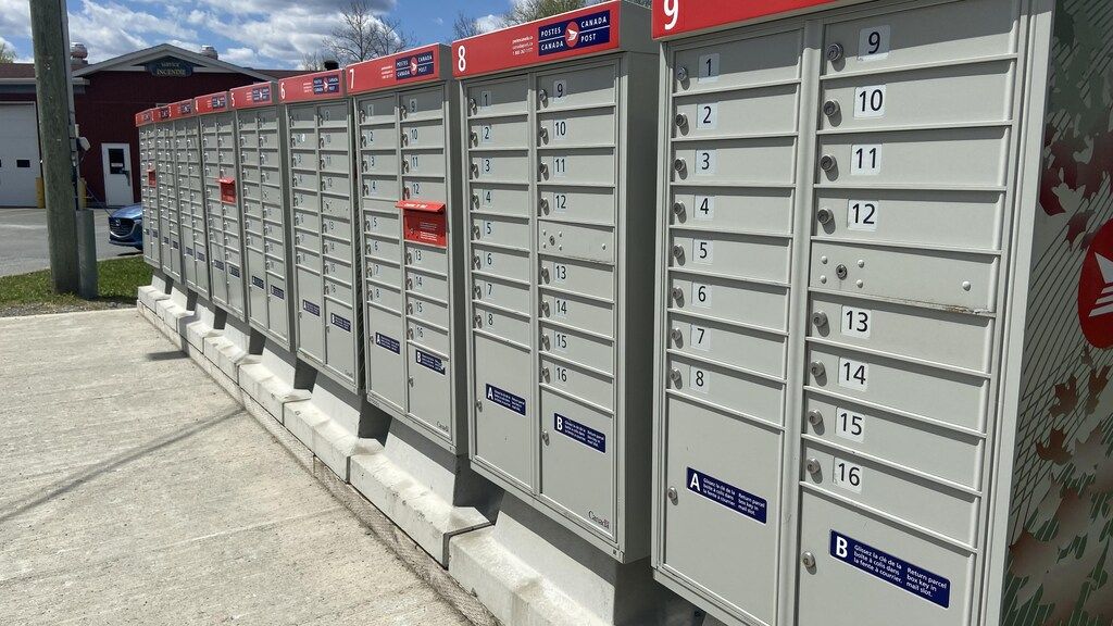 Liberal government frees Canada Post to end home delivery, close some post  offices | Radio-Canada.ca