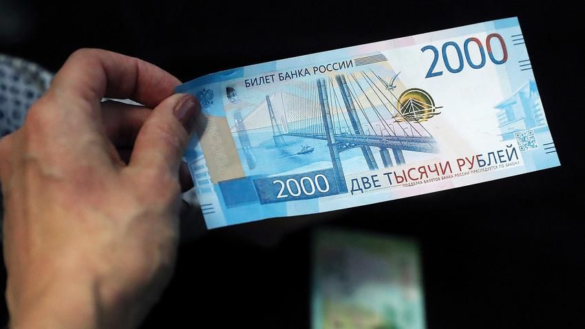 Russian 2000 vs Indian 2000: What Can Your Money Do? | NewsClick
