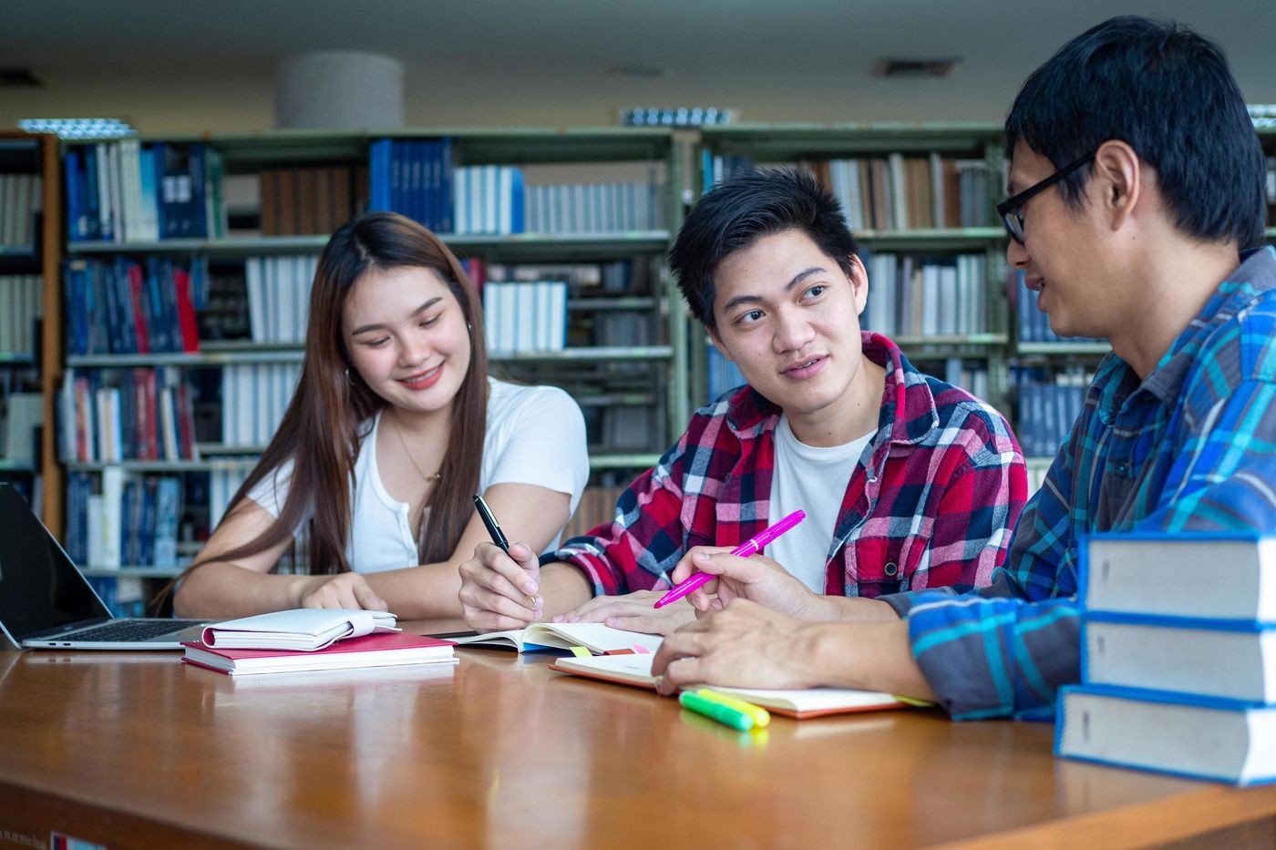 A group of students or university students enjoy studying in the college  library. 20809164 Stock Photo at Vecteezy
