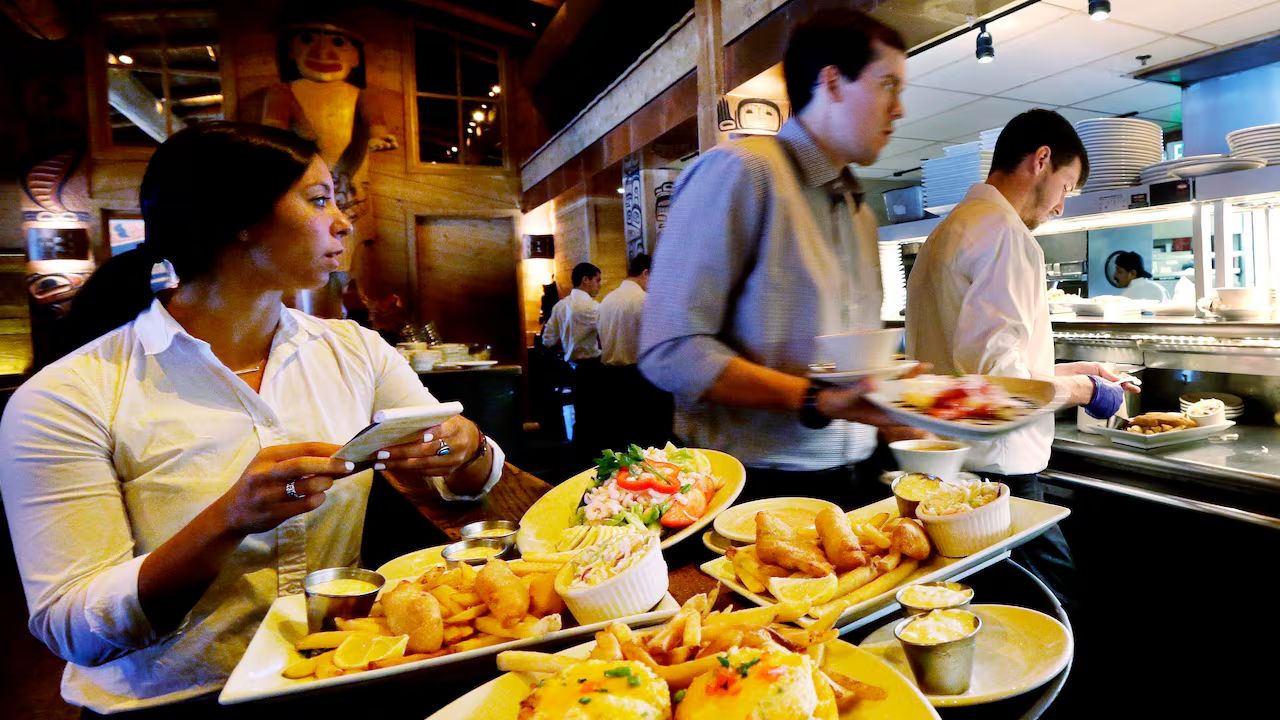 Restaurant tips reward server but not cook, Guelph research shows | CBC News