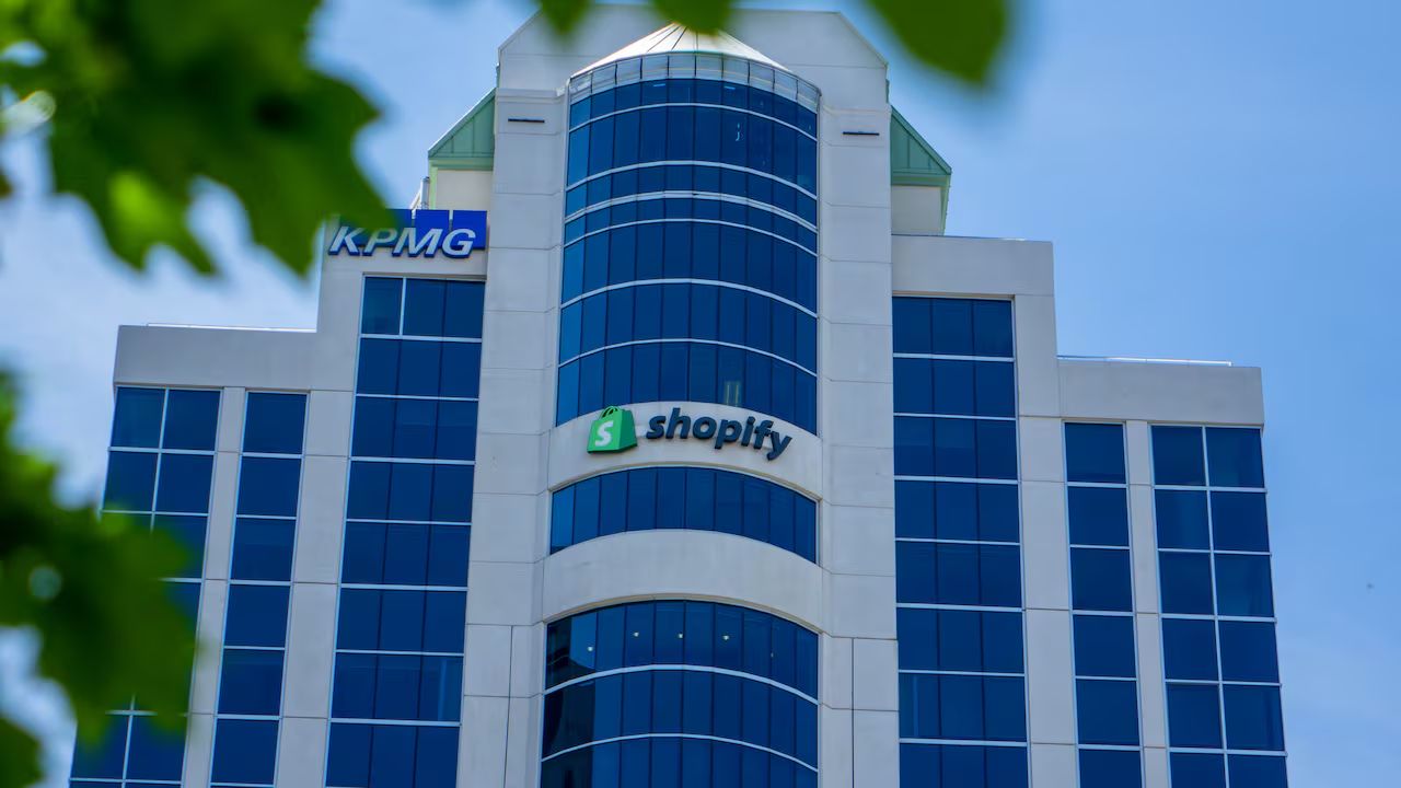 Industry experts applaud Shopify's shift to remote working | CBC News