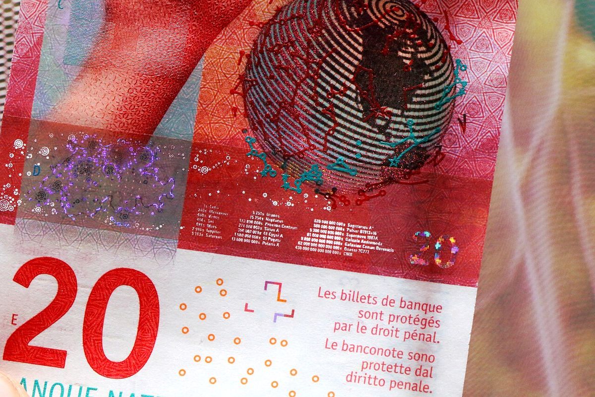 Picture of 20 CHF fine print: distance between earth and various celestial bodies, in light seconds