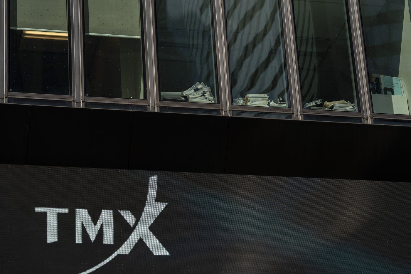 TSX rises on materials and financials strength, U.S. markets post mixed  results