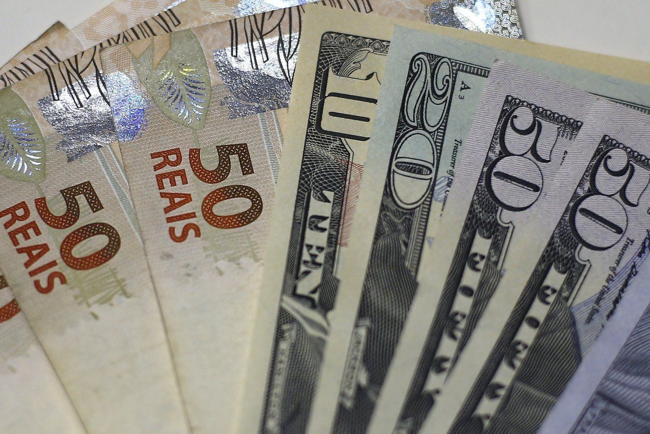 Dollar Rebounds, Brazilian Real Plunges as Politics Dominates, WSJ