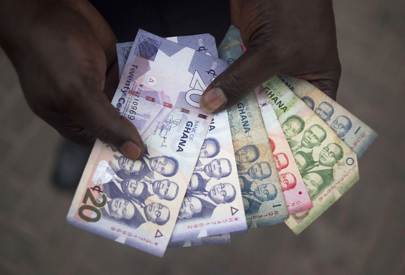 Ghanaians Hoarding Dollars Put Cedi on Course for 19-Month Low, Bloomberg