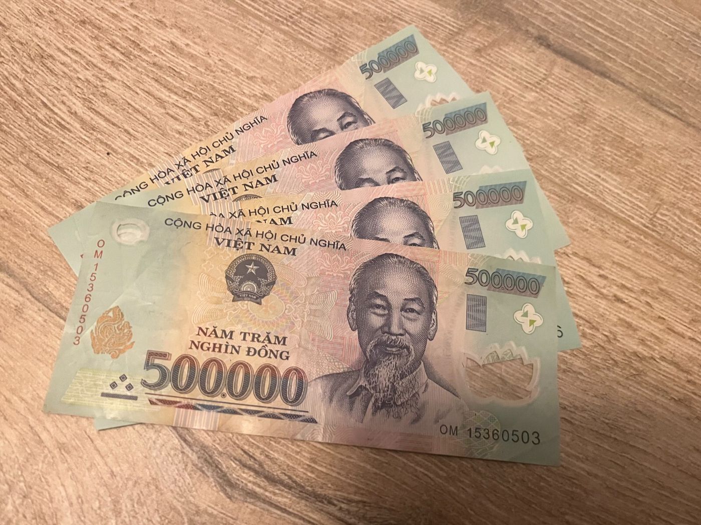 VIETNAM DONG: 500,000 VND VIETNAMESE POLYMER BANKNOTE ( 1 CIRCULATED NOTE )